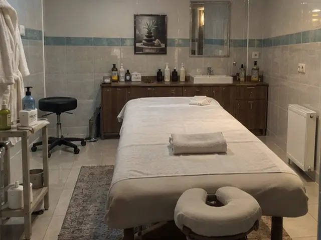 Lavabolu, raflı odada hazır masaj masası — Vefa, Masaj Salonun