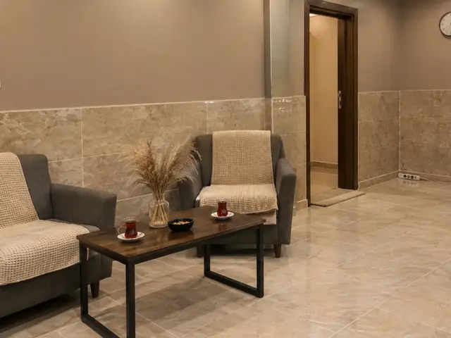 Koltuklu, mermer zeminli bekleme alanı — Vefa, Masaj Salonun